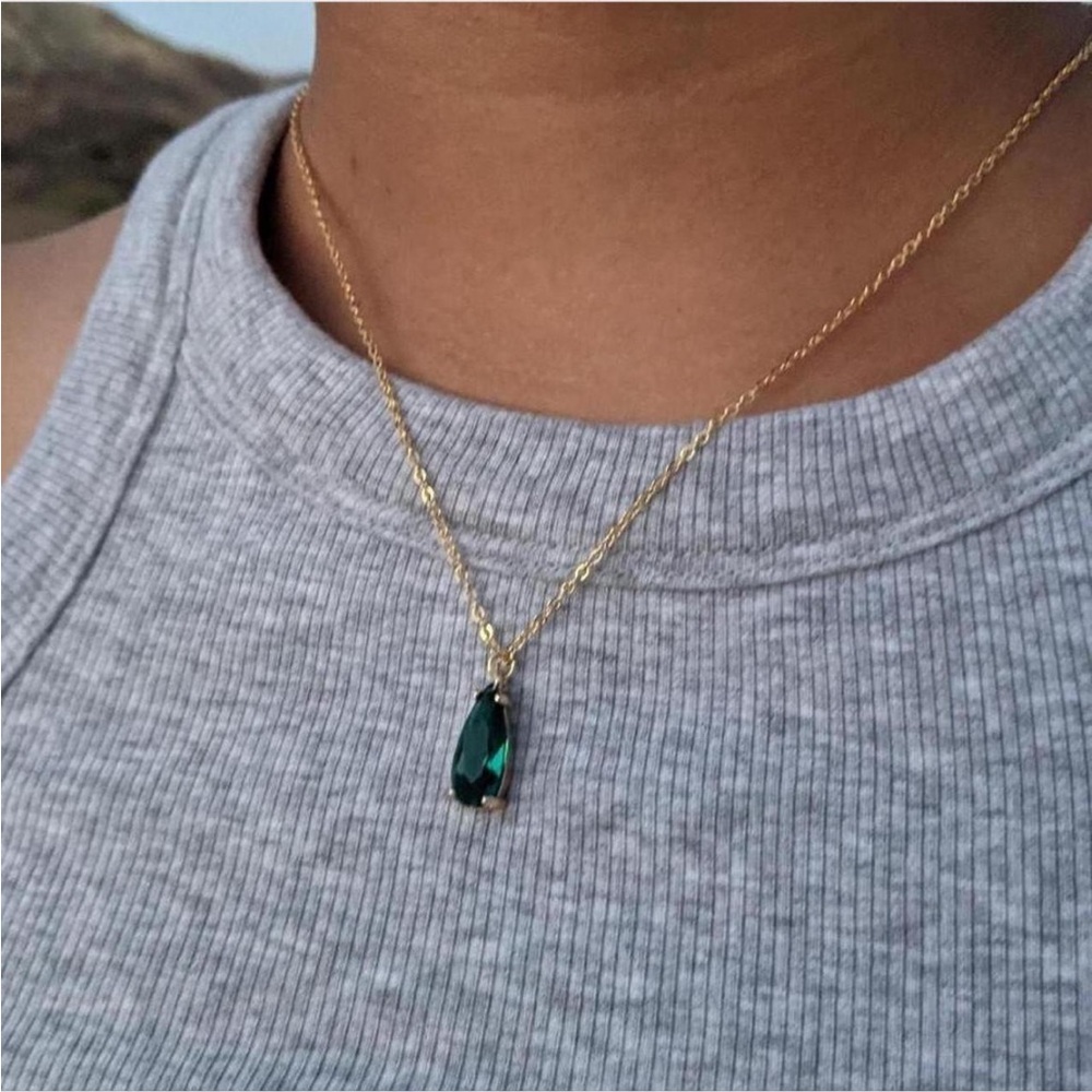 Elegant Gold Necklace with Green Oval Pendant
